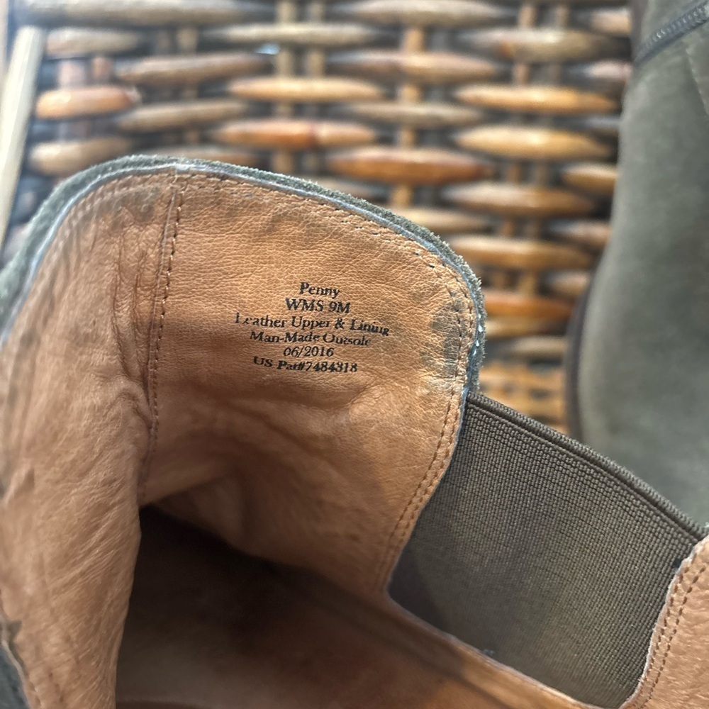 Gentle Souls Kenneth Cole Penny
Ankle Booties Womens Size 9
Olive Leather Zip - Picture 15 of 16
